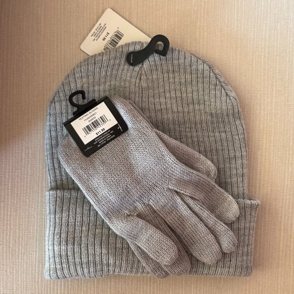 Winter Essentials Locks in Heat Cuff Hat Men's Knit Texting Gloves Set - Picture 3 of 3